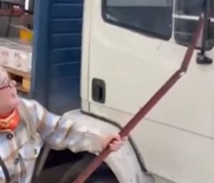 la mujer comenzó a destrozar el