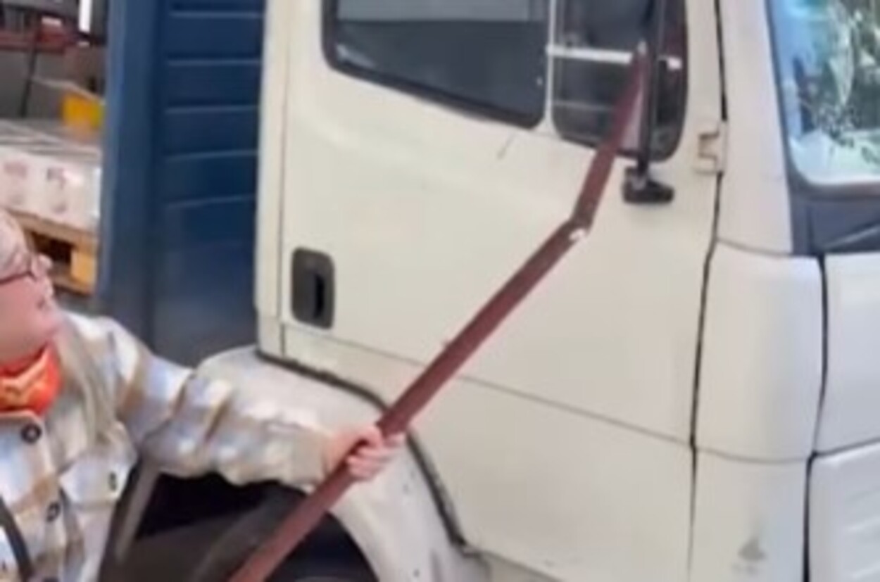 la mujer comenzó a destrozar el