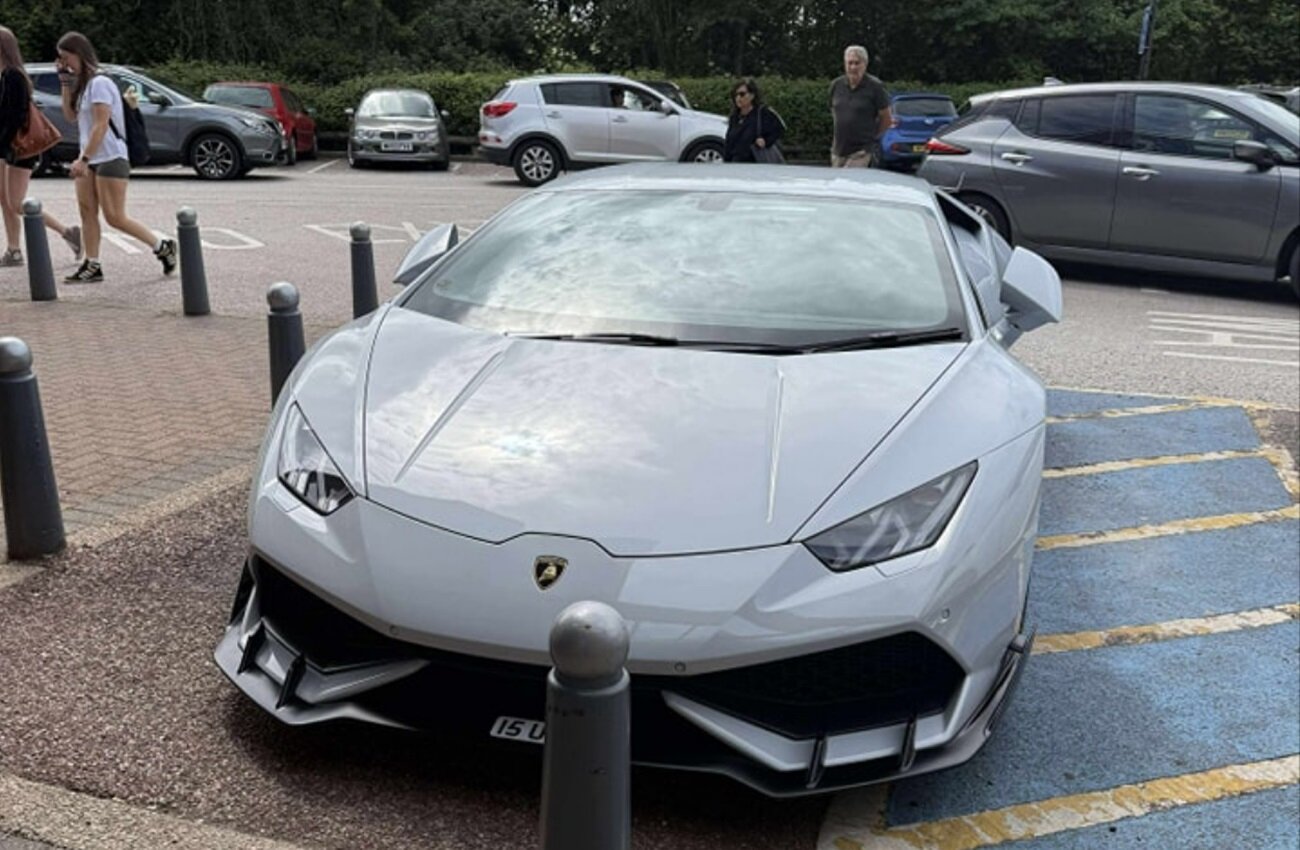 Lamborghini aparcado zona discapacidad