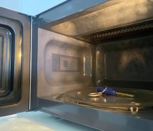 llave del coche en el microondas