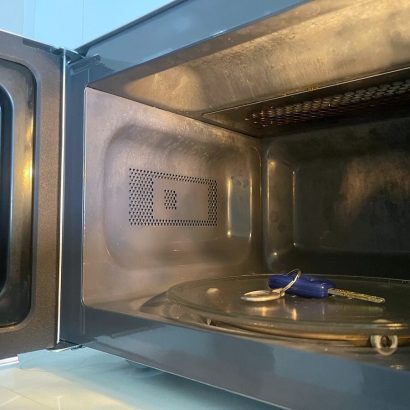 Cada vez más conductores dejan las llaves del coche dentro del microondas por este motivo: no te lo vas a creer