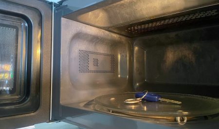 llave del coche en el microondas