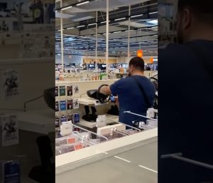 Hombre grabando volante Ferrari