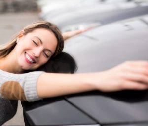 Abrazando el coche