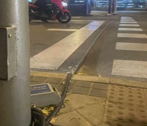 Cables negros asfalto