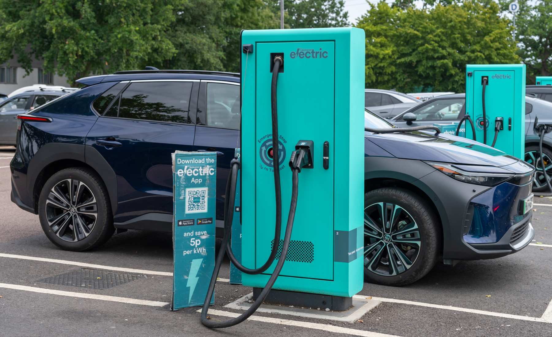 Coches eléctricos cargando