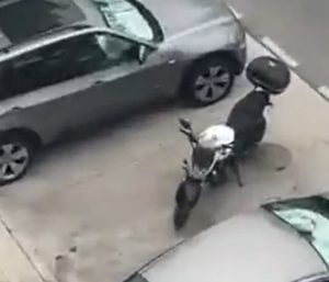 Motocicleta estacionada