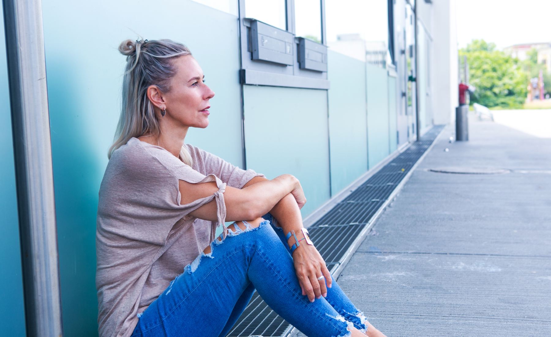 Mujer esperando gasolinera