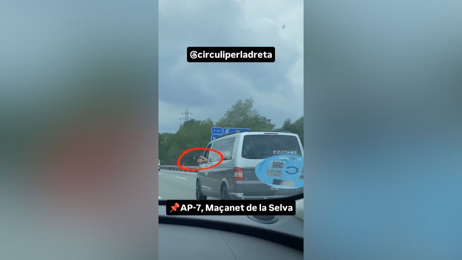 Pie fuera de la ventana