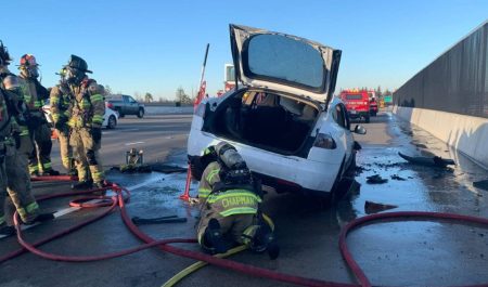 ¿Los coches eléctricos se incendian más que los de combustión? Un bombero sorprende con su respuesta 