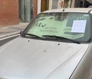 coche abandonado calle nota