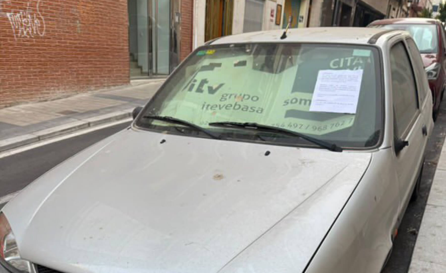 coche abandonado calle nota