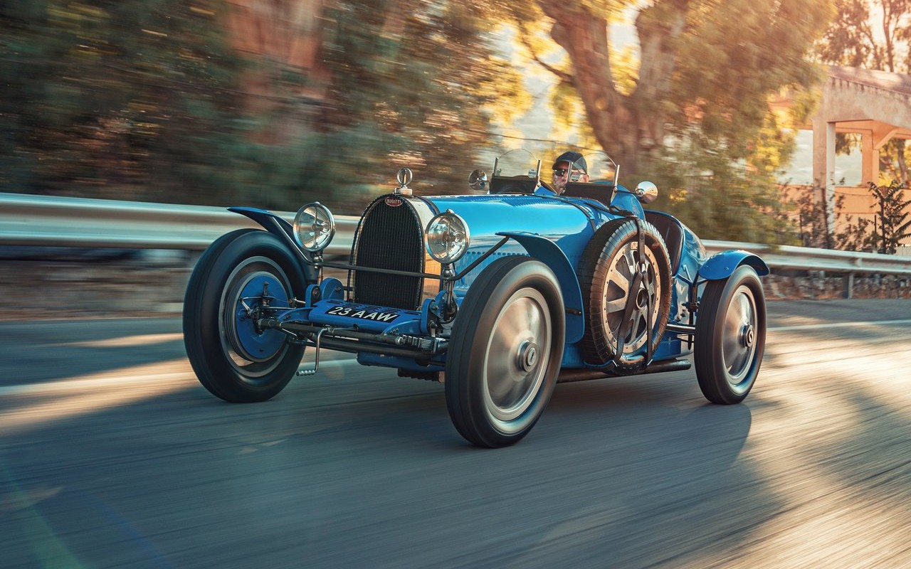 primer coche llantas aleación