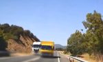 Adelanta a dos camiones invadiendo el carril contrario: la peligrosa maniobra de un conductor que podría haber acabado en tragedia