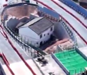 Casa rodeada de una autopista