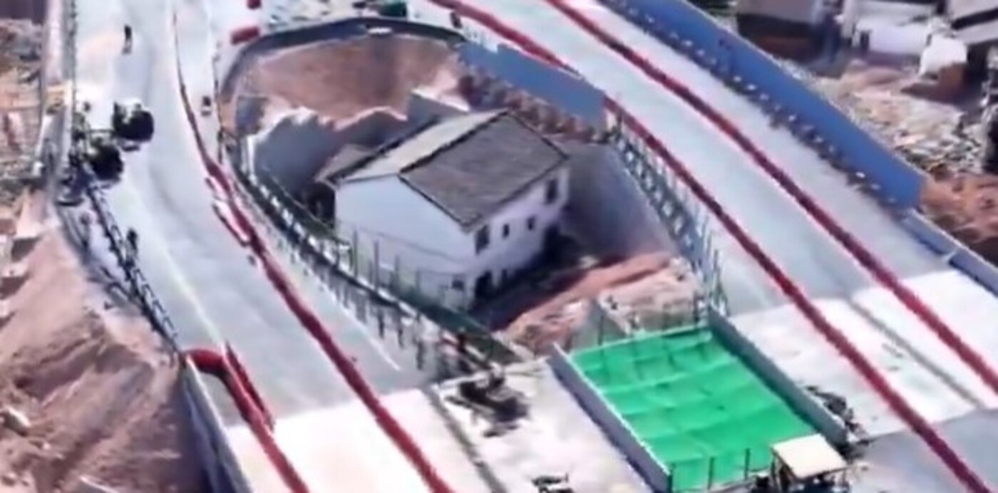 Casa rodeada de una autopista