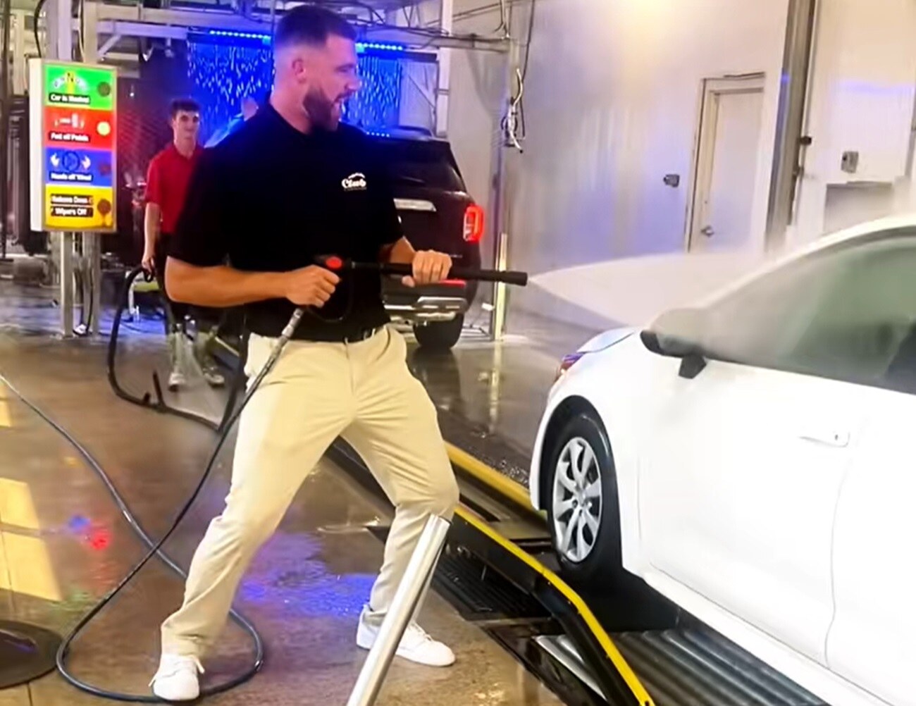 Travis Kelce lavado de coches