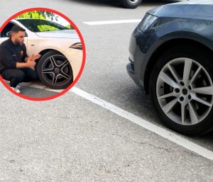 coche aparcado rueda recta