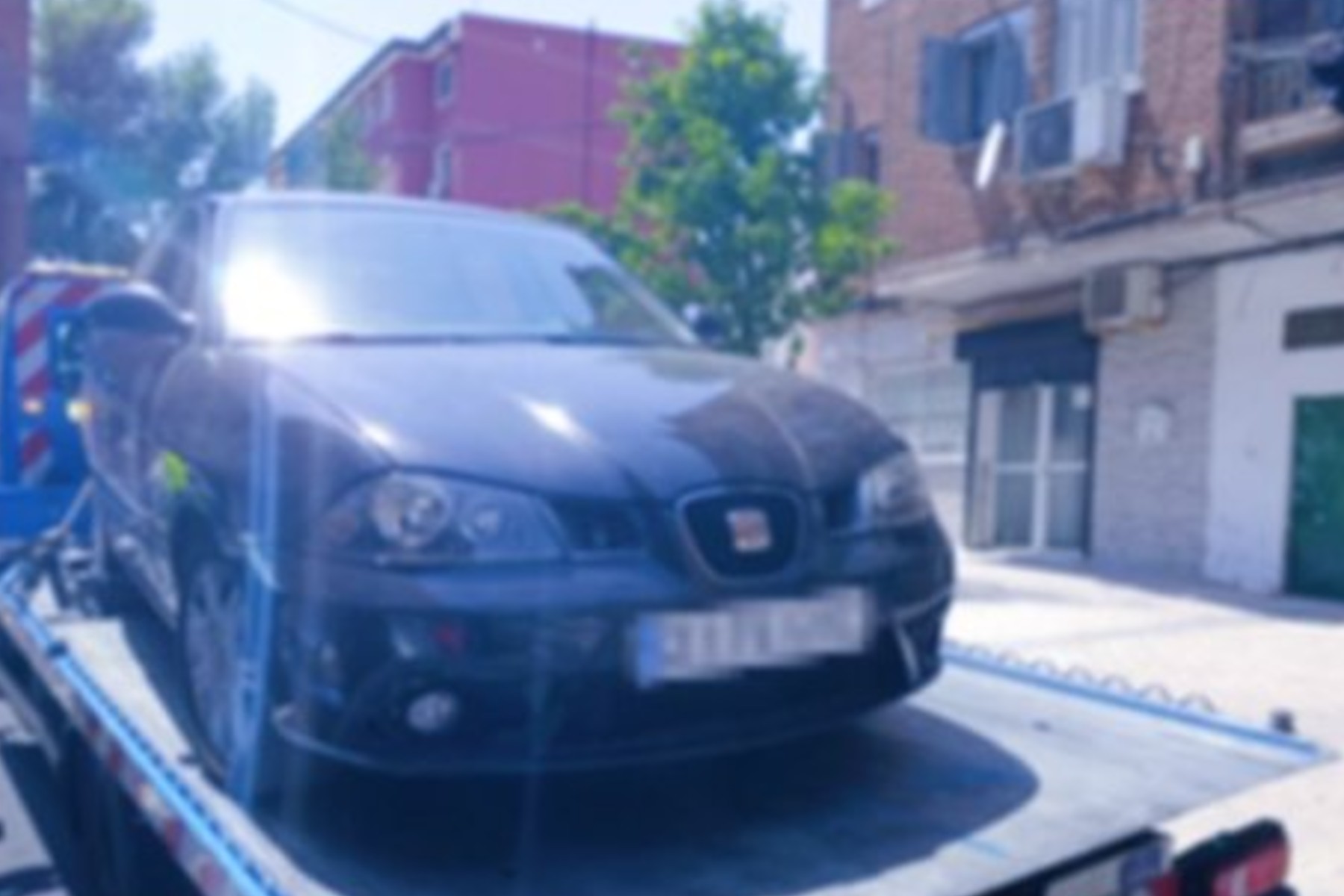 Detenido tras una persecución en Madrid con un Seat robado: el coche tenía tres volantes