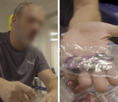 coleccionador coches juguete aeropuerto