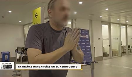 coleccionista coche juguetes aeropuerto