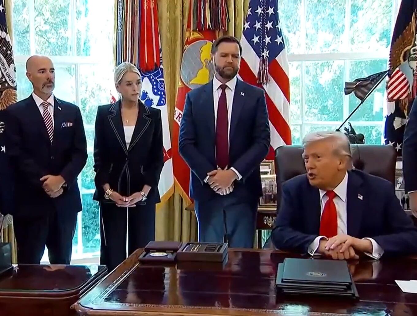 donald trump robo de radio coche