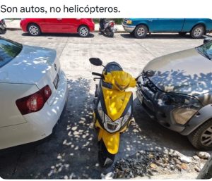 moto aparcada entre coches