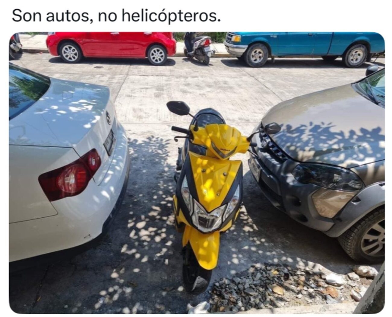 moto aparcada entre coches