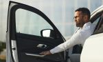 Muchos conductores no lo saben: hacer esto con la puerta del coche puede costar hasta 80 euros