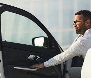 multa cerrar puerta coche