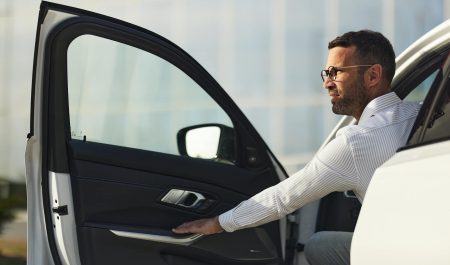 multa cerrar puerta coche