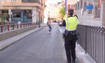 Si voy caminando y cruzo por en medio de la calle o fuera del paso de cebra: ¿la policía me puede multar? 