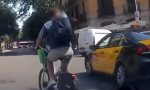 “¿Estás loco o qué?”: el incidente viral entre un taxista y un ciclista en Barcelona