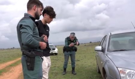 Guardia civil coche abandonado