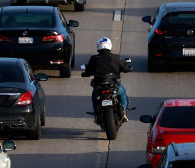 Moto esquivando coches