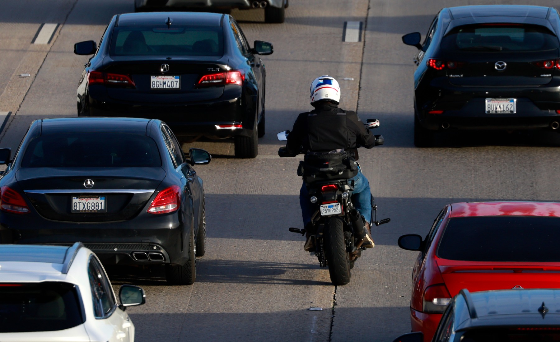 Moto esquivando coches