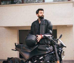 Motorista quitándose el casco