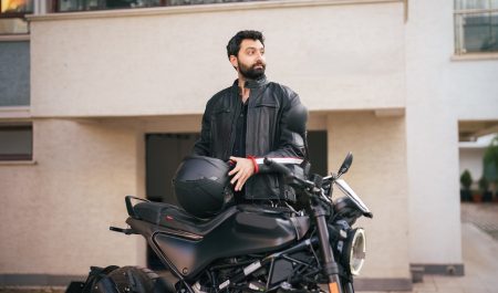 Motorista quitándose el casco