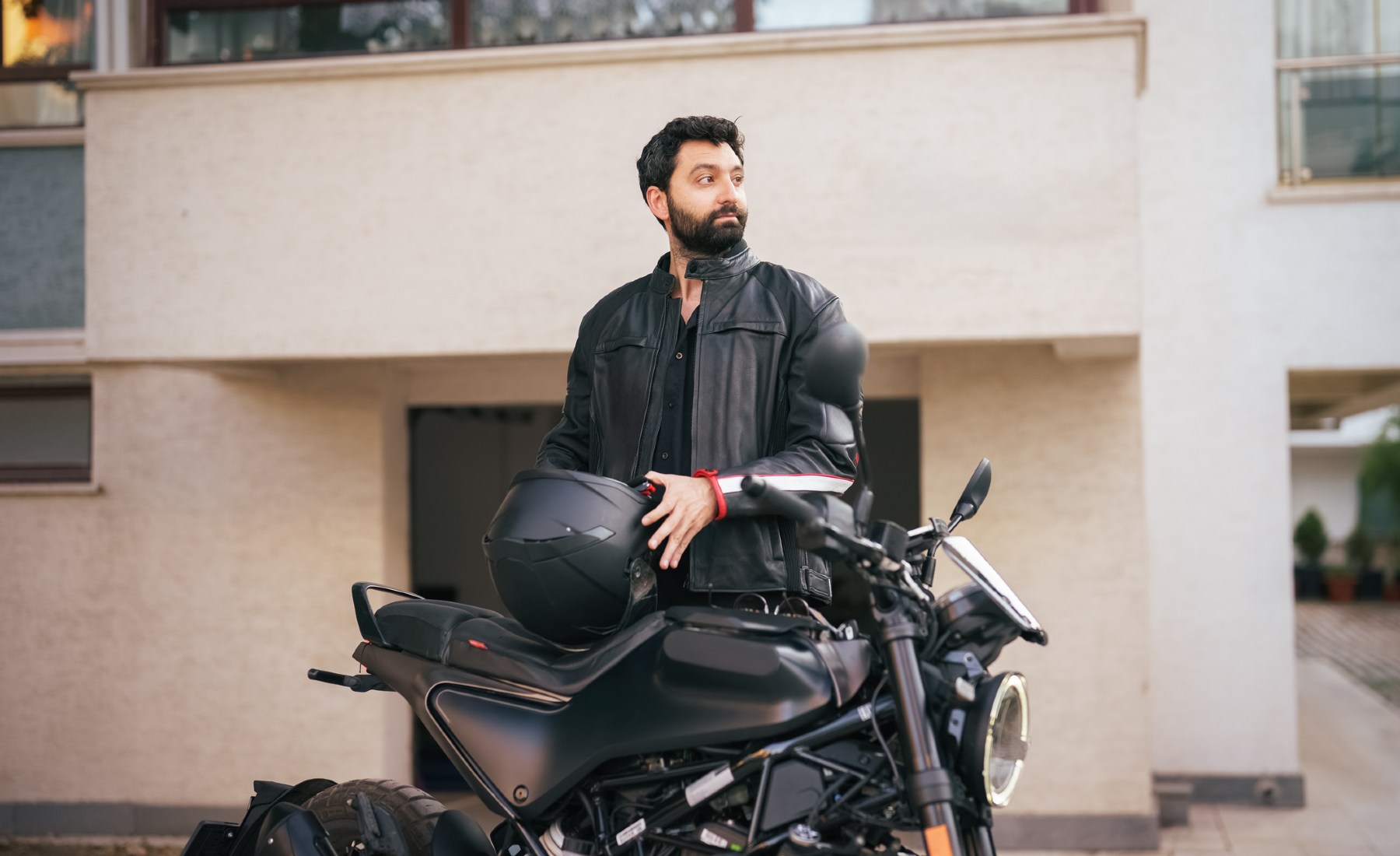 Motorista quitándose el casco