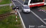 Derribó las barreras ferriovarias y se detuvo con el coche cuando venía el tren: una historia de película