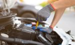 Lo que ocurre al mezclar aceite de coche de distintas marcas: no es exactamente lo que muchos creen