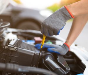 Lo que ocurre al mezclar aceite de coche de distintas marcas: no es exactamente lo que muchos creen
