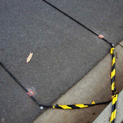 ¿Para qué sirven los cables negros que cruzan la carretera? No es lo que imaginas