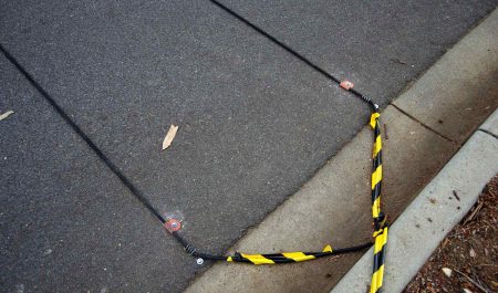 Cables negros calzada