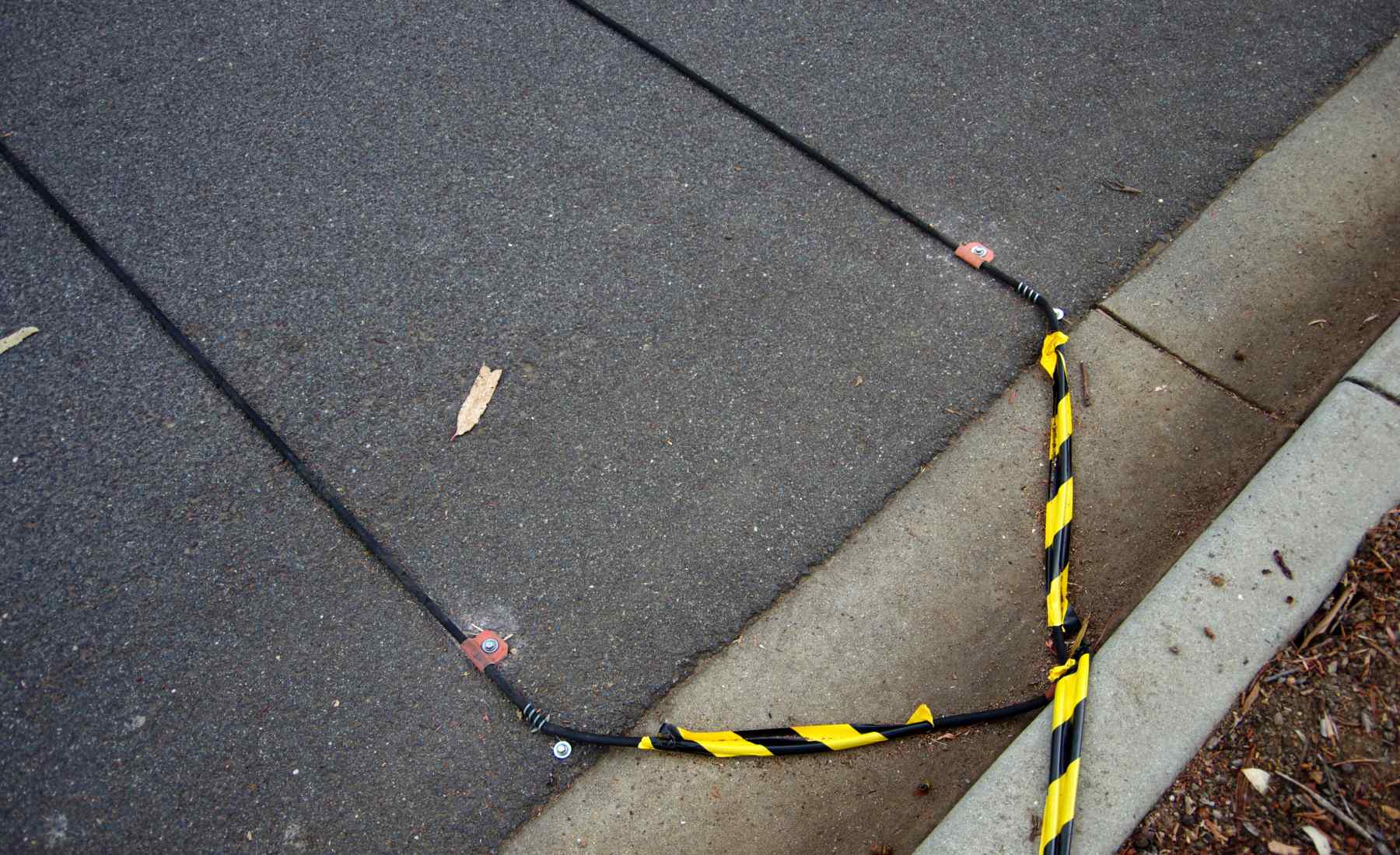 Cables negros calzada