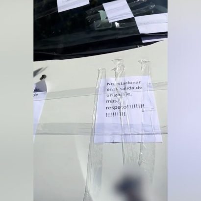 ¿Justicia o exceso?: las redes se dividen con la venganza de una mujer a un coche mal aparcado fuera de su casa