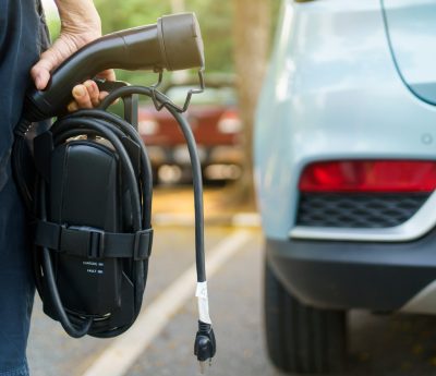 Coche híbrido enchufable