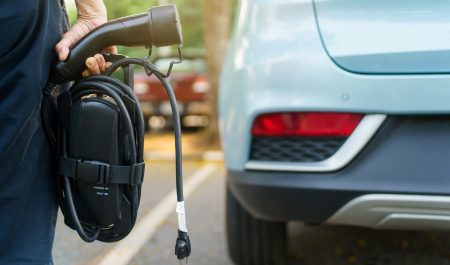 Coche híbrido enchufable