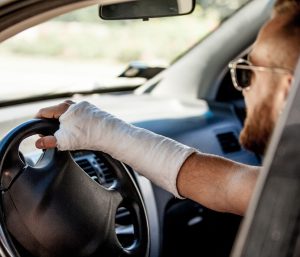 Conduciendo brazo escayolado