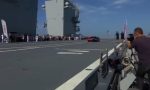 Alcanza los 164 km/h a bordo de un Ferrari sobre la cubierta de un portaaviones y hace historia: solo tenía 200 metros de margen
